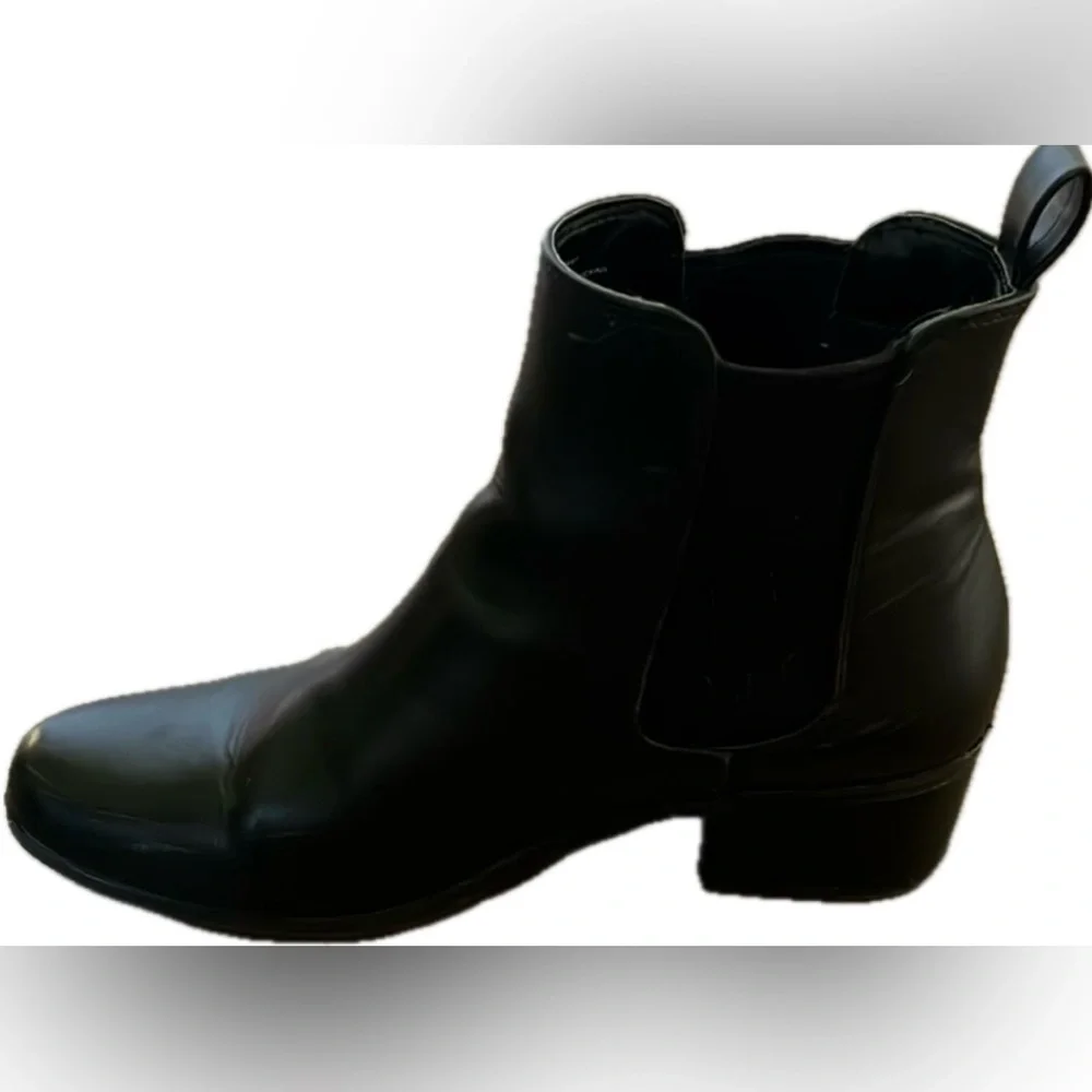 Women’s black leather pull on ankle boots with elastic panels. Size 8.5